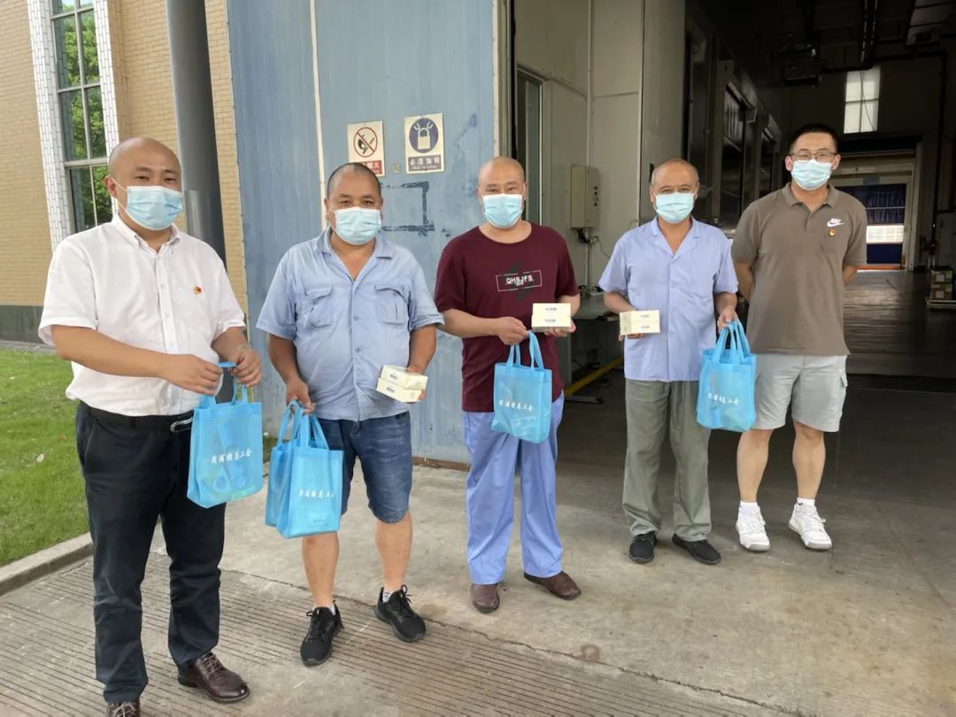 高溫堅守迎“烤”驗，慰問一線送清涼！